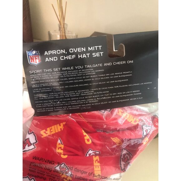 NFL Official Kansas City Chiefs Kitchen Set Apron, Oven Mitt, & Chef Hat - Picture 6 of 9